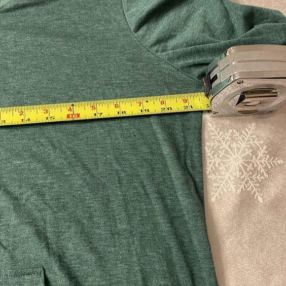 Green long sleeve tee with hood and pockets. - Picture 5 of 5
